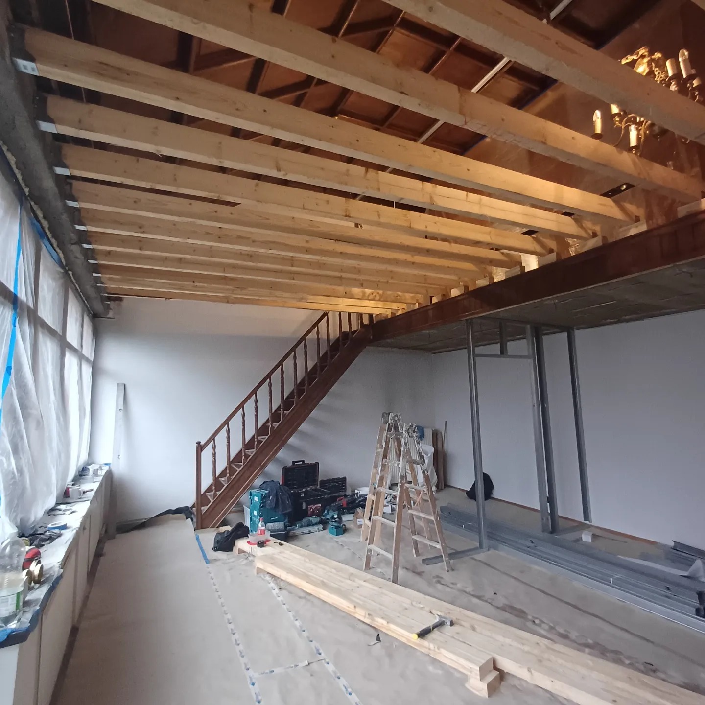 Nowe stropy drewniane, stalowy szkielet pod ścianki działowe i przygotowanie do wykończenia sufitu.